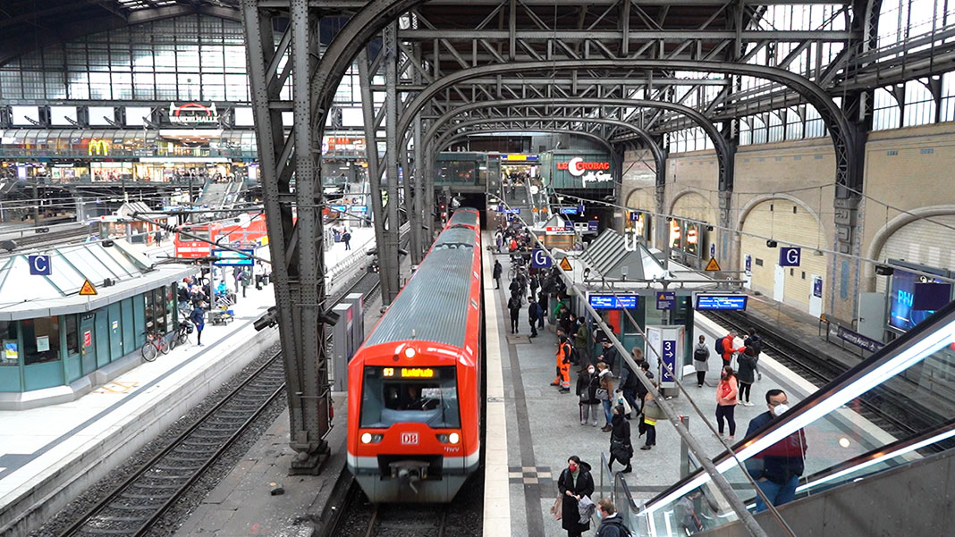 Hauptbahnhof Hamburg: Sicht auf die Gleise, bei einfahrender Bahn am Starttag des Neun-Euro-Tickets.