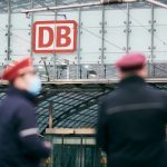 9-Euro-Ticket: Hohe Auslastung in Zügen über Pfingsten 9-Euro-Ticket: Zwei Mitarbeiter der Deutschen Bahn stehen vor dem Hauptbahnhof.