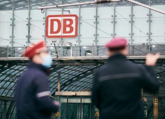 9-Euro-Ticket: Hohe Auslastung in Zügen über Pfingsten 9-Euro-Ticket: Zwei Mitarbeiter der Deutschen Bahn stehen vor dem Hauptbahnhof.