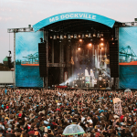Nach zwei Jahren Pause: Wie geht nochmal Festival? Festivals nach Corona. Konzertpublikum vor Bühne auf dem MS DOCKVILLE Festival. Foto: Axel Schilling.