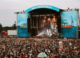 Nach zwei Jahren Pause: Wie geht nochmal Festival? Festivals nach Corona. Konzertpublikum vor Bühne auf dem MS DOCKVILLE Festival. Foto: Axel Schilling.