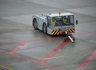 Warnstreik am Hamburger Flughafen Streik Hamburger Flughafen: Ein Flugzeugschlepper auf der Landebahn: Verdi ruft am Hamburger Flughafen zum Streik auf.