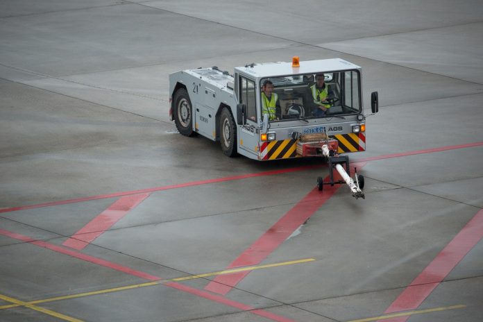 Streik Hamburger Flughafen: Ein Flugzeugschlepper auf der Landebahn: Verdi ruft am Hamburger Flughafen zum Streik auf.