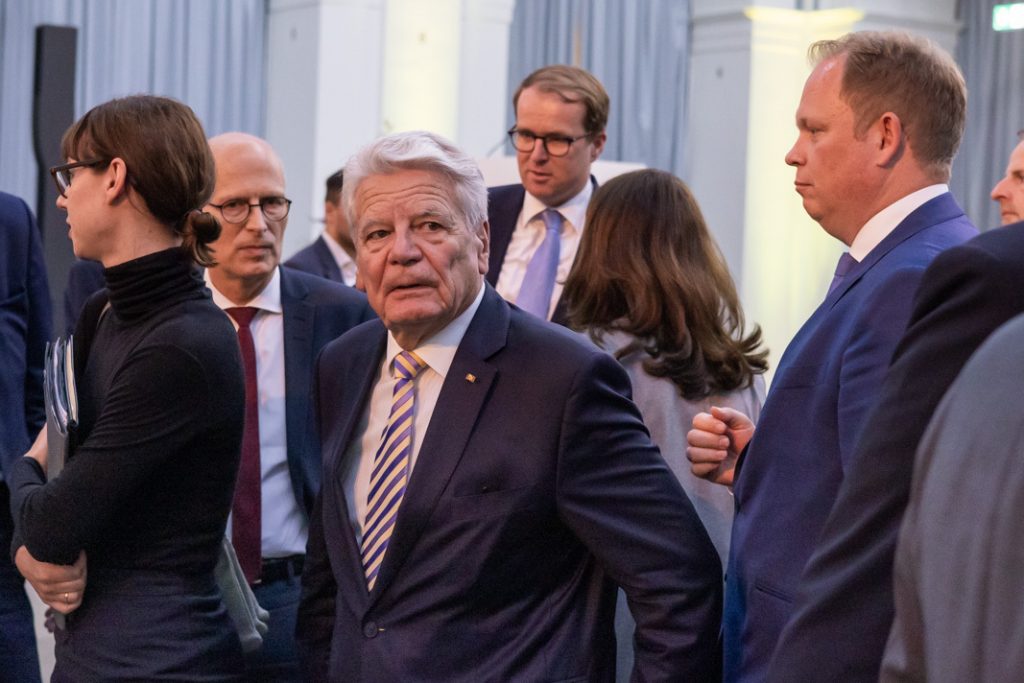Pakt zwischen Hamburg und Kiew: Die Veranstaltung ist beendet. Joachim Gauck verlässt den Saal.