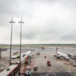 Wartungsarbeiten an Landebahn Hamburger Flughafen: Landebahn mit zwei geparkten Flugzeugen