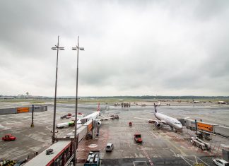 Wartungsarbeiten an Landebahn Hamburger Flughafen: Landebahn mit zwei geparkten Flugzeugen