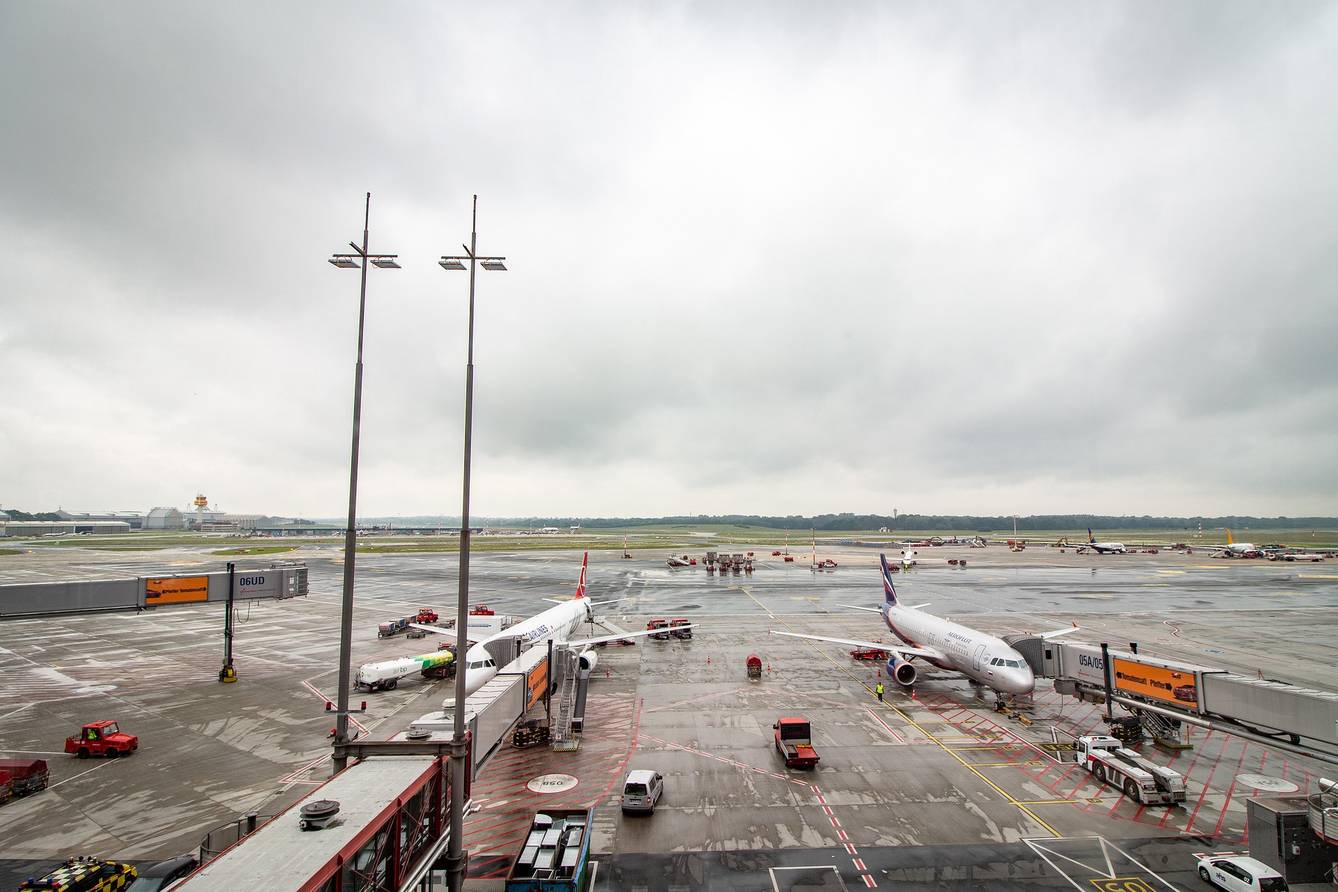 Hamburger Flughafen: Landebahn mit zwei geparkten Flugzeugen