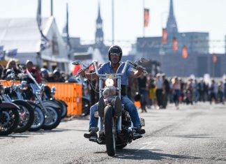 Motorradspektakel in Hamburg: Die Harley Days sind zurück Mann auf Motorrad bei den Harley Days 2019