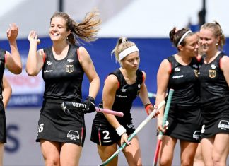 Diese fünf Hamburgerinnen fahren zur Hockey-WM Hockey-EM in Hamburg - Die Damen jubeln und klatschen ein