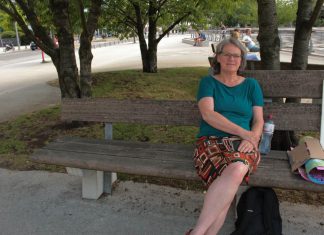 #IchBinArmutsbetroffen: Leben am Existenzminimum Susanne Hansen sitzt auf einer Bank an den Marco-Polo-Terrassen