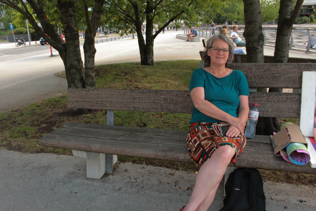 Susanne Hansen sitzt auf einer Bank an den Marco-Polo-Terrassen