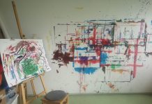 „Viele Patienten benötigen für die Therapie auch Übersetzer“ Leinwand und Hocker vor Malerei