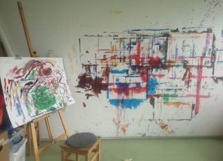 „Viele Patienten benötigen für die Therapie auch Übersetzer“ Leinwand und Hocker vor Malerei