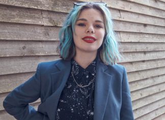 Mit den Waffen einer Journalistin Ukrainischen Journalistin Olga im Porträt Heute wohnt die ukrainische Journalistin Olga Saritska. Eine Hand an der Hüfte schaut sie in die Kamera.