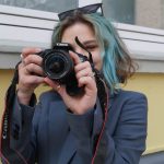 Ukrainische Journalistin Olga Saritska mit Kamera
