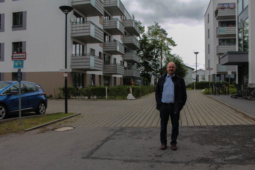 Klaus Schomacker von der Initiative "Hamburg für gute Integration"vor der Unterkunft für Gelfüchtete in Rissen
