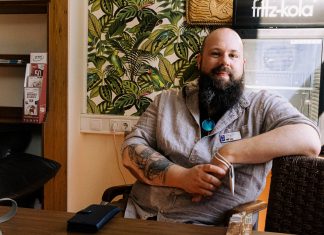 Die Welt vor Anker in Hamburg Heimleiter Fiete Sturm im Seemannsclub. Foto: Mirjam Bär
