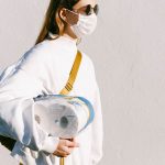 Die Sommerwelle kommt: Steigende Corona-Neuinfektionen Die Corona-Neuinfektionen steigen - Eine Frau mit Maske nach dem Einkaufen