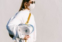 Die Sommerwelle kommt: Steigende Corona-Neuinfektionen Die Corona-Neuinfektionen steigen - Eine Frau mit Maske nach dem Einkaufen