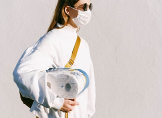 Die Sommerwelle kommt: Steigende Corona-Neuinfektionen Die Corona-Neuinfektionen steigen - Eine Frau mit Maske nach dem Einkaufen