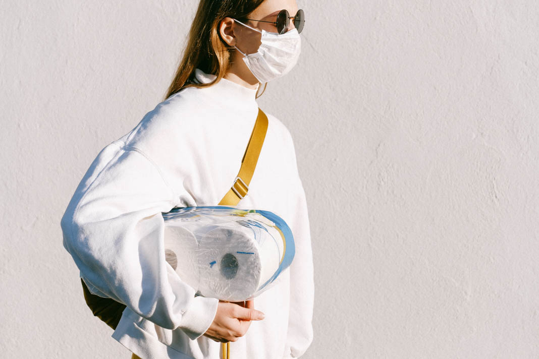 Die Corona-Neuinfektionen steigen - Eine Frau mit Maske nach dem Einkaufen