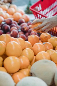 Zero Waste geht auch im Supermarkt - Hand greift nach loser Orange