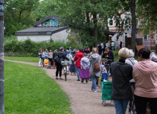 Hamburger Tafel am Limit: Was nun? Tafel Hamburg Bergedorf Leensmittel Schlange