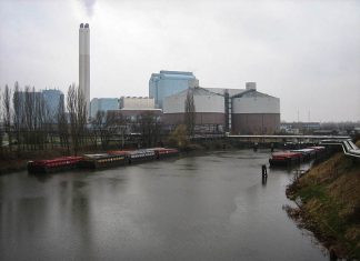 Ölfilm auf Kanal im Hamburger Osten entdeckt Ölfilm auf dem Tiefstackkanal in Hamurg-Rotheburgsort