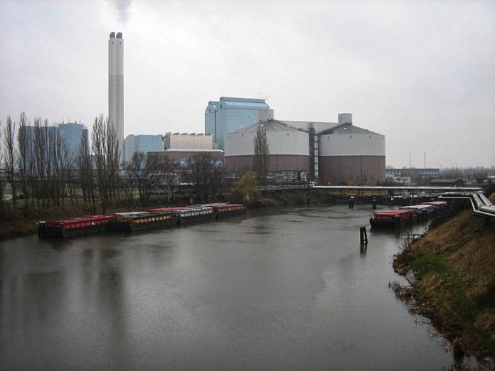 Ölfilm auf dem Tiefstackkanal in Hamurg-Rotheburgsort