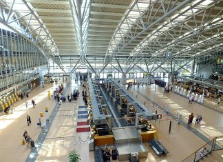 Hamburger Flughafen verlängert Öffnungszeiten zum Ferienstart Die Abflughalle des Hamburger Flughafens.