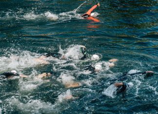 Ironman Hamburg: Diese Straßen sind gesperrt Ironman Hamburg: Sportler schwimmen bei einem Triathlon.