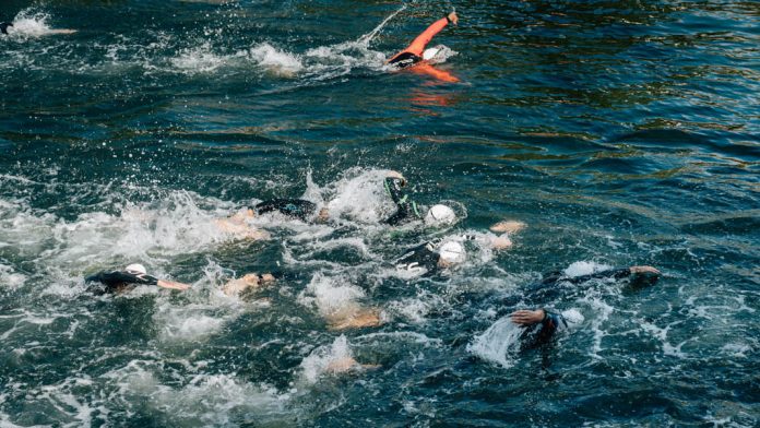 Ironman Hamburg: Sportler schwimmen bei einem Triathlon.