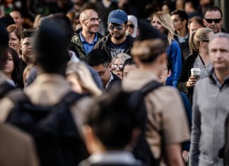 Corona-Inzidenz in Hamburg: Die Kurve steigt an Inzidenz Hamburg Menschenmasse