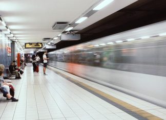 U1-Sperrung in Hamburg bis Kelllinghusenstraße Ein U-Bahnhof bei einfahrender Bahn. An der Station warten wenige Menschen. Wegen der Sperrung an der U1 müssen Hamburger*innen auf Busse und S-Bahnen ausweichen.