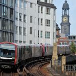 9-Euro-Ticket: Große Nachfrage in Hamburg Eine U-Bahn vor dem Hamburger vor dem Hamburger Michel. Das 9-Euro-Ticket wird in Hamburg gut angenommen.