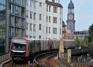 9-Euro-Ticket: Große Nachfrage in Hamburg Eine U-Bahn vor dem Hamburger vor dem Hamburger Michel. Das 9-Euro-Ticket wird in Hamburg gut angenommen.