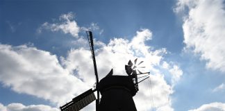 Deutscher Mühlentag Hamburg.Windmühle vor blauem Himmel und Wolken.