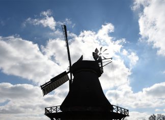 Deutscher Mühlentag – mit dem Omnibus durch Hamburg Deutscher Mühlentag Hamburg.Windmühle vor blauem Himmel und Wolken.