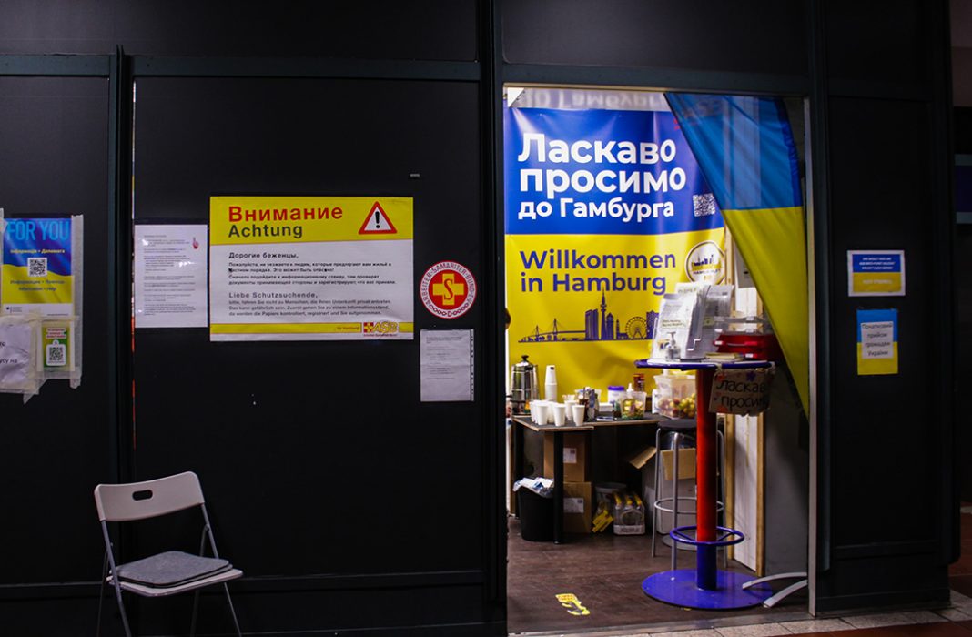 Der Welcome Point des Arbeiter-Samariter-Bundes am Hauptbahnhof. Ein kleiner Raum, aus dem die ukrainischen Farben blau und gelb leuchten. Foto: Francine Sucgang