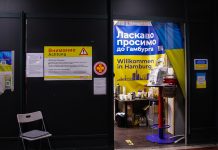 Nachtschicht am Hauptbahnhof Der Welcome Point des Arbeiter-Samariter-Bundes am Hauptbahnhof. Ein kleiner Raum, aus dem die ukrainischen Farben blau und gelb leuchten. Foto: Francine Sucgang