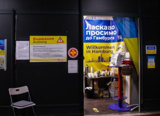 Nachtschicht am Hauptbahnhof Der Welcome Point des Arbeiter-Samariter-Bundes am Hauptbahnhof. Ein kleiner Raum, aus dem die ukrainischen Farben blau und gelb leuchten. Foto: Francine Sucgang