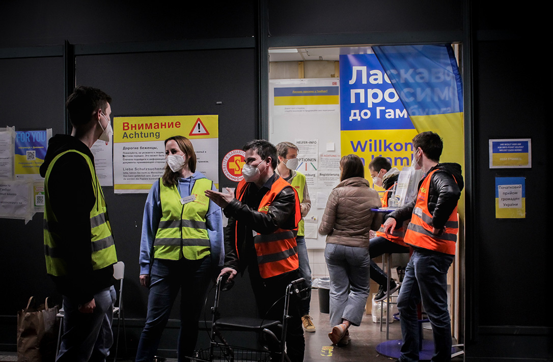 Der Welcome Point des Arbeiter-Samariter-Bundes am Hauptbahnhof. Ein kleiner Raum, aus dem die ukrainischen Farben blau und gelb leuchten. Foto: Francine Sucgang