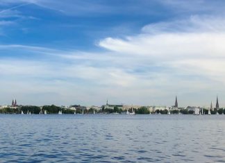 Die schönsten SUP-Routen durch Hamburg Das Panorama Hamburgs lässt sich mit dem SUP vom Wasser aus gut bestaunen.