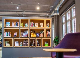 Ab jetzt “FlexiBib”: Bücherhallen Hamburg haben länger offen Bücherhallen Hamburg: Regal mit Büchern, davor zwei blaue Sessel mit Tisch. Foto: Melanie Bär (Mellifotoblog)