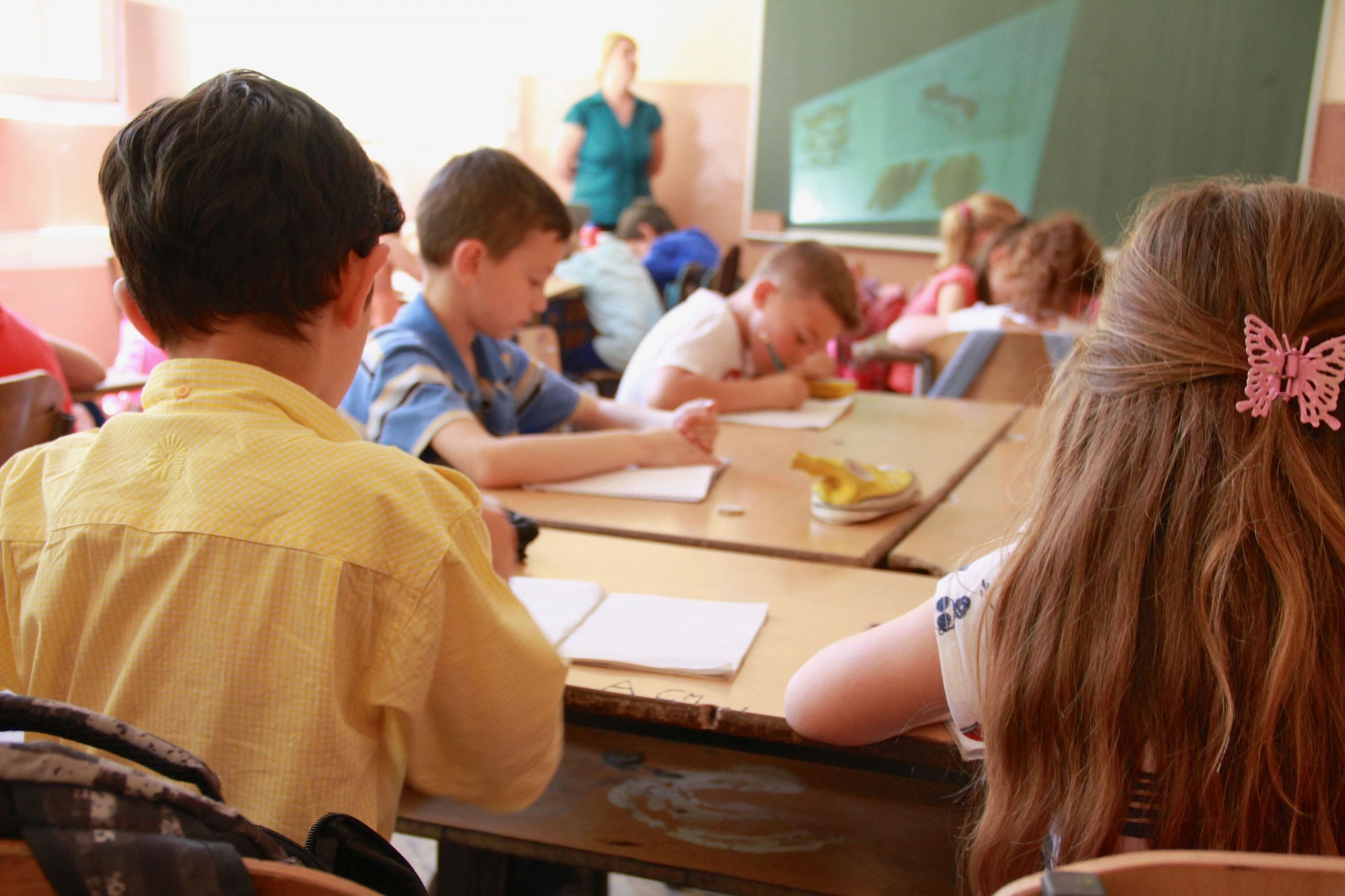 Kinder an Schreibtischen in der Schule. 4200 Flüchtlingskinder sind jetzt in Hamburger Schulen untergebracht.,