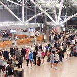 Warteschlangen zu Ferienbeginn Wartende Fluggäste am Flughafen Hamburg. Foto: Bodo Marks/dpa