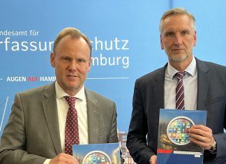 Größte Bedrohung weiterhin von Rechts, mehr Cyberspionage Andy Grote und Torsten Voß vor einer Pressewand. Sie präsentieren den Verfassungsschutzbericht 2021.