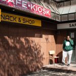 Zwischen Safe City und Hochschule Asmara Habtezion vor der "Safe City", Hauptquartier von Asmaras World. Foto: Anton Peter