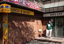 Zwischen Safe City und Hochschule Asmara Habtezion vor der "Safe City", Hauptquartier von Asmaras World. Foto: Anton Peter