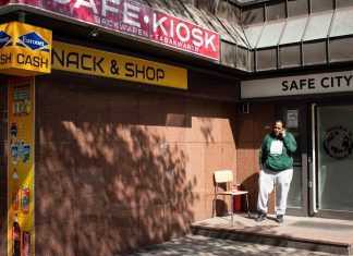 Zwischen Safe City und Hochschule Asmara Habtezion vor der "Safe City", Hauptquartier von Asmaras World. Foto: Anton Peter